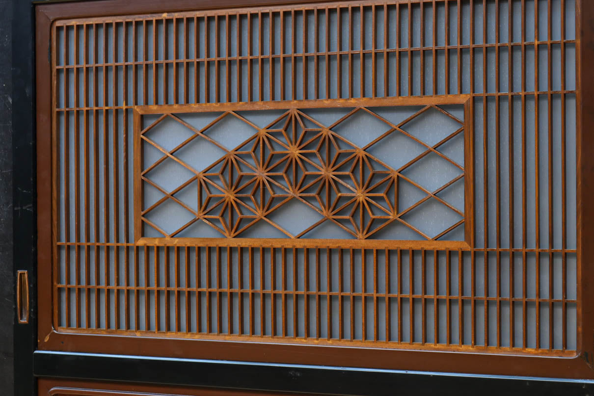 幅895ミリ　黒枠と麻の葉組子の帯装飾で格調溢れるスリガラス入り透かし板戸　F8589　在庫4枚