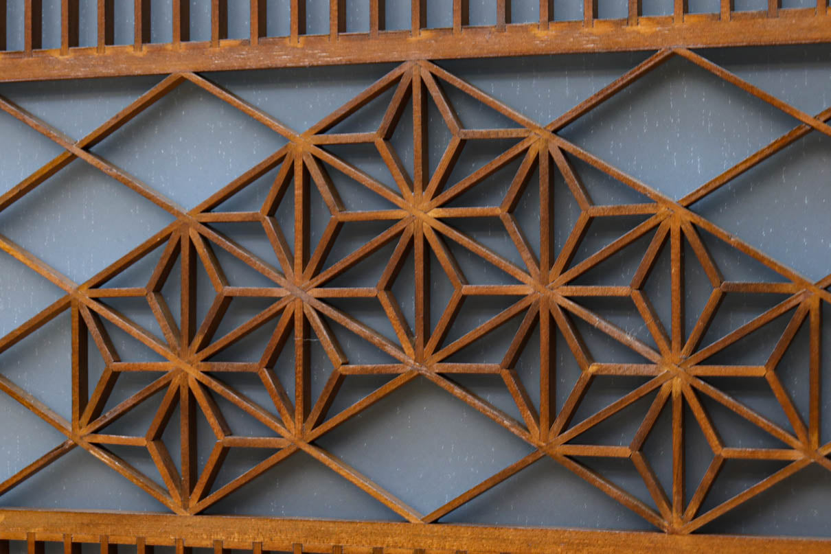 幅895ミリ　黒枠と麻の葉組子の帯装飾で格調溢れるスリガラス入り透かし板戸　F8589　在庫4枚