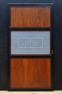 幅895ミリ　黒枠と麻の葉組子の帯装飾で格調溢れるスリガラス入り透かし板戸　F8589　在庫4枚