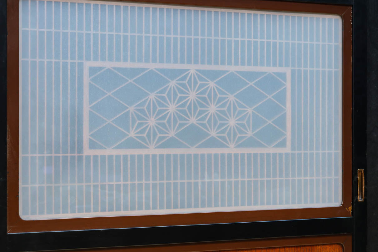 幅895ミリ　黒枠と麻の葉組子の帯装飾で格調溢れるスリガラス入り透かし板戸　F8589　在庫4枚