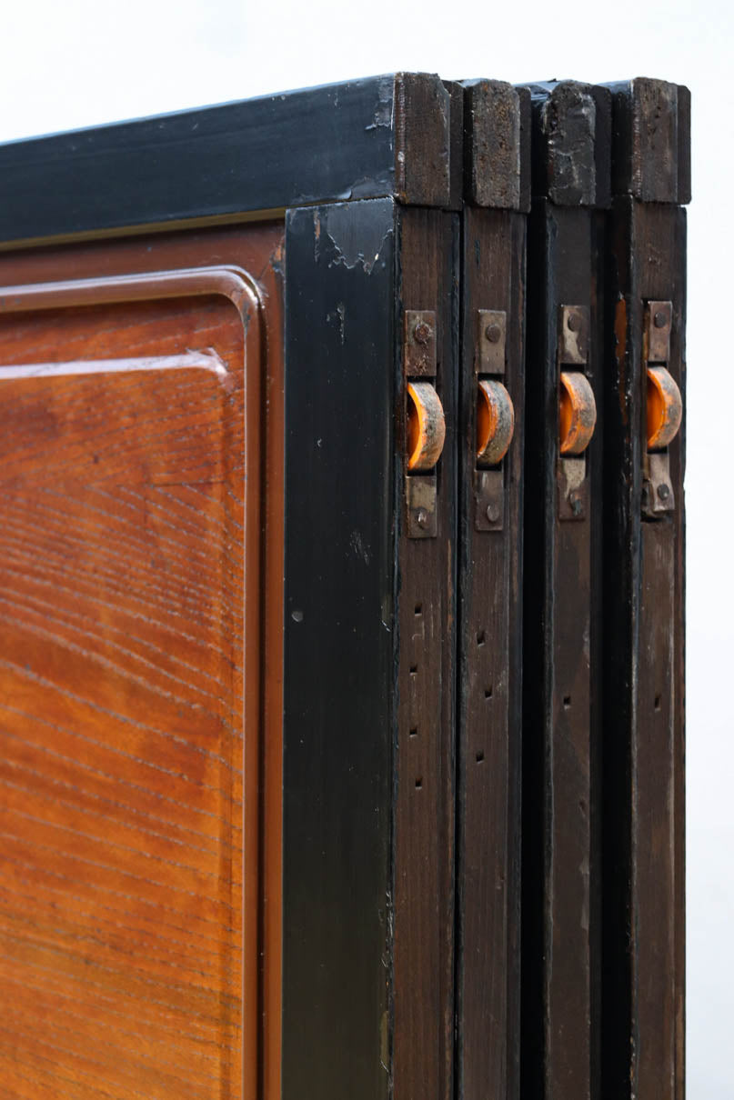 幅895ミリ　黒枠と麻の葉組子の帯装飾で格調溢れるスリガラス入り透かし板戸　F8589　在庫4枚