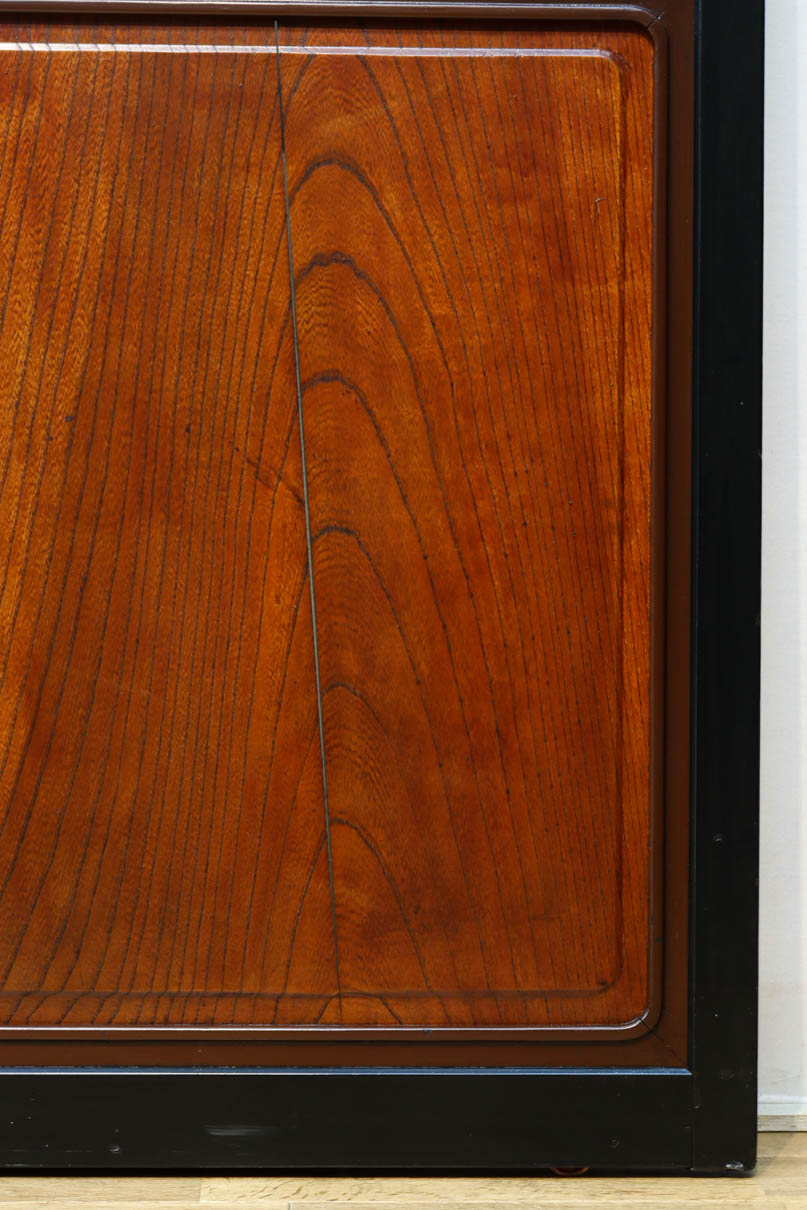 幅895ミリ　黒枠と麻の葉組子の帯装飾で格調溢れるスリガラス入り透かし板戸　F8589　在庫4枚