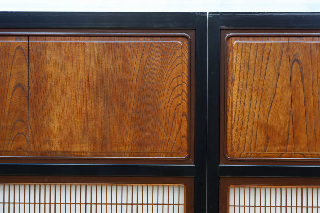 幅895ミリ　黒枠と麻の葉組子の帯装飾で格調溢れるスリガラス入り透かし板戸　F8589　在庫4枚