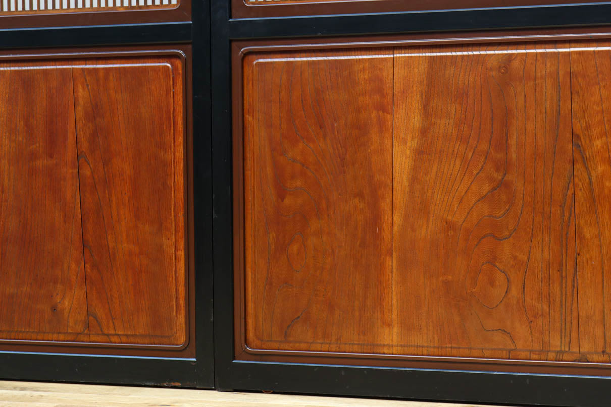 幅895ミリ　黒枠と麻の葉組子の帯装飾で格調溢れるスリガラス入り透かし板戸　F8589　在庫4枚