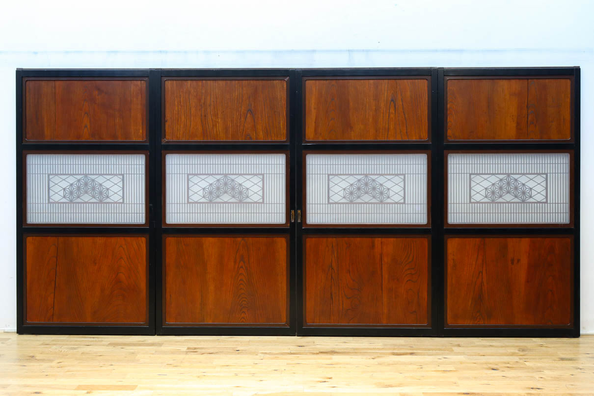 幅895ミリ　黒枠と麻の葉組子の帯装飾で格調溢れるスリガラス入り透かし板戸　F8589　在庫4枚