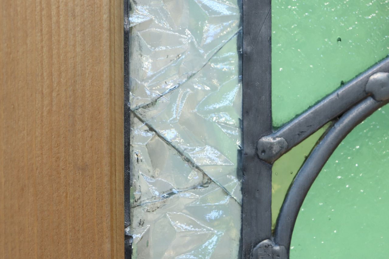 幅888ミリ　柔らかな色使いで描く美しい眺めのガラス戸　F8591　在庫1枚