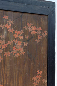 幅888ミリ　二羽の小鳥がもみじの周りで戯れる板絵戸　F8595　在庫1枚