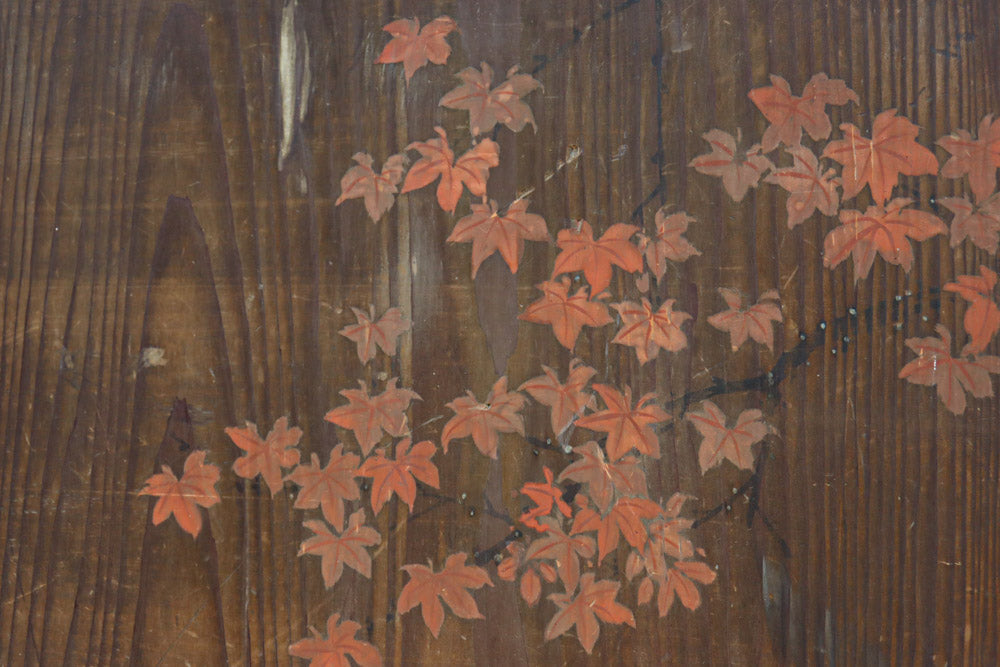 幅888ミリ　二羽の小鳥がもみじの周りで戯れる板絵戸　F8595　在庫1枚