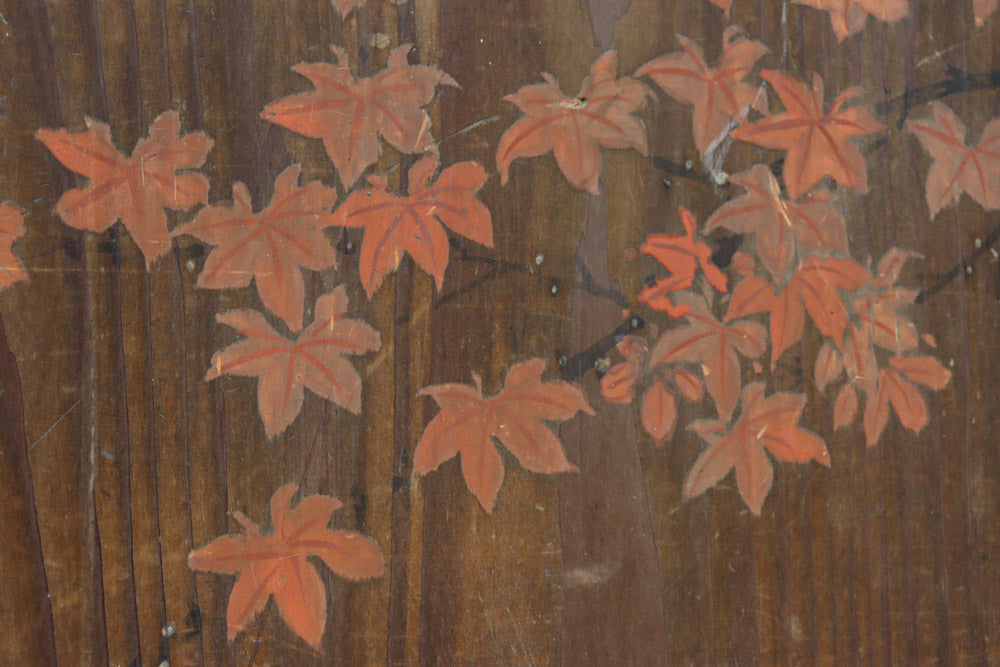 幅888ミリ　二羽の小鳥がもみじの周りで戯れる板絵戸　F8595　在庫1枚