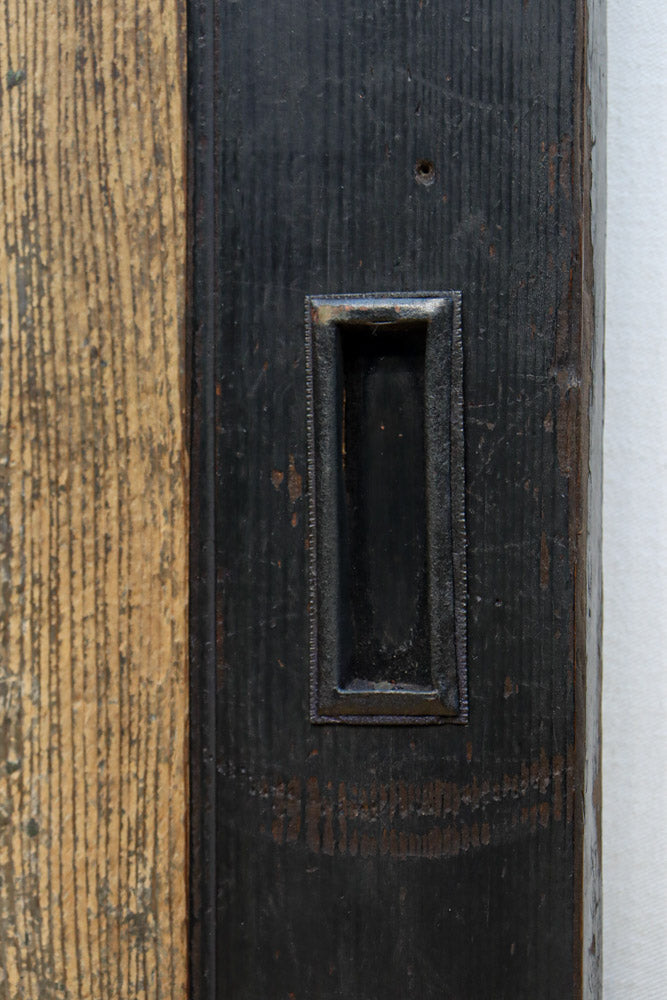 幅888ミリ　二羽の小鳥がもみじの周りで戯れる板絵戸　F8595　在庫1枚