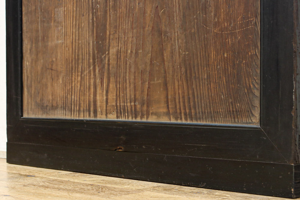 幅888ミリ　二羽の小鳥がもみじの周りで戯れる板絵戸　F8595　在庫1枚