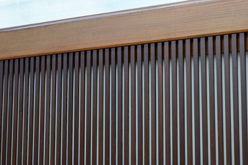 幅885ミリ　繊細な縦格子が美しく並ぶスリガラス入り大阪格子戸　F8597　在庫4枚