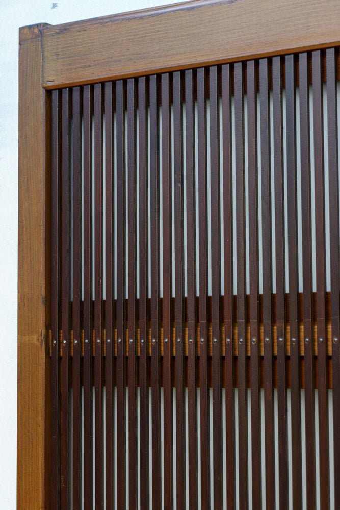 幅885ミリ　繊細な縦格子が美しく並ぶスリガラス入り大阪格子戸　F8597　在庫4枚