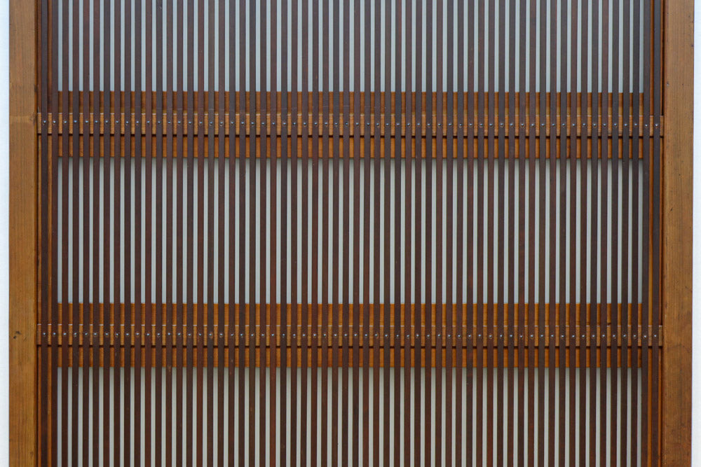 幅885ミリ　繊細な縦格子が美しく並ぶスリガラス入り大阪格子戸　F8597　在庫4枚