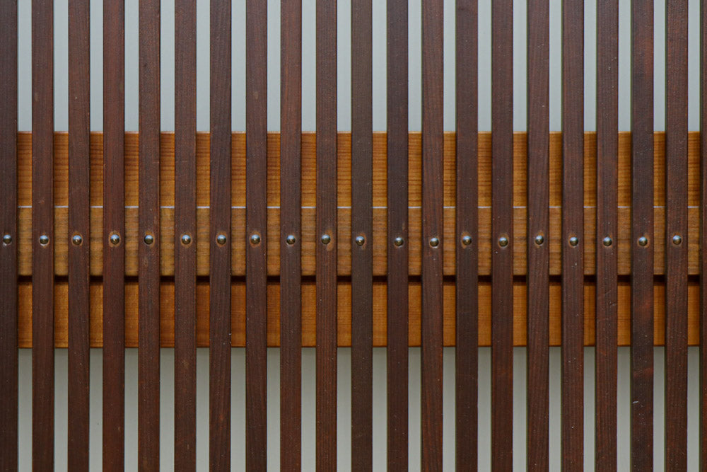 幅885ミリ　繊細な縦格子が美しく並ぶスリガラス入り大阪格子戸　F8597　在庫4枚