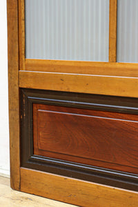 幅885ミリ　繊細な縦格子が美しく並ぶスリガラス入り大阪格子戸　F8597　在庫4枚