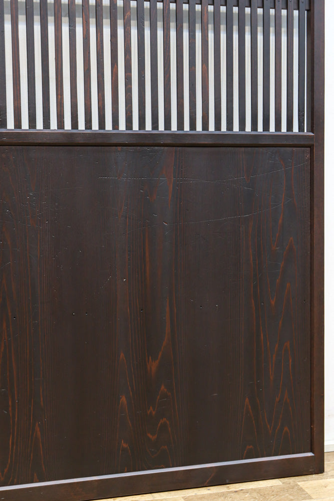 幅897ミリ　面取りされた格子で風合い豊かな格子戸　F8599　在庫1枚