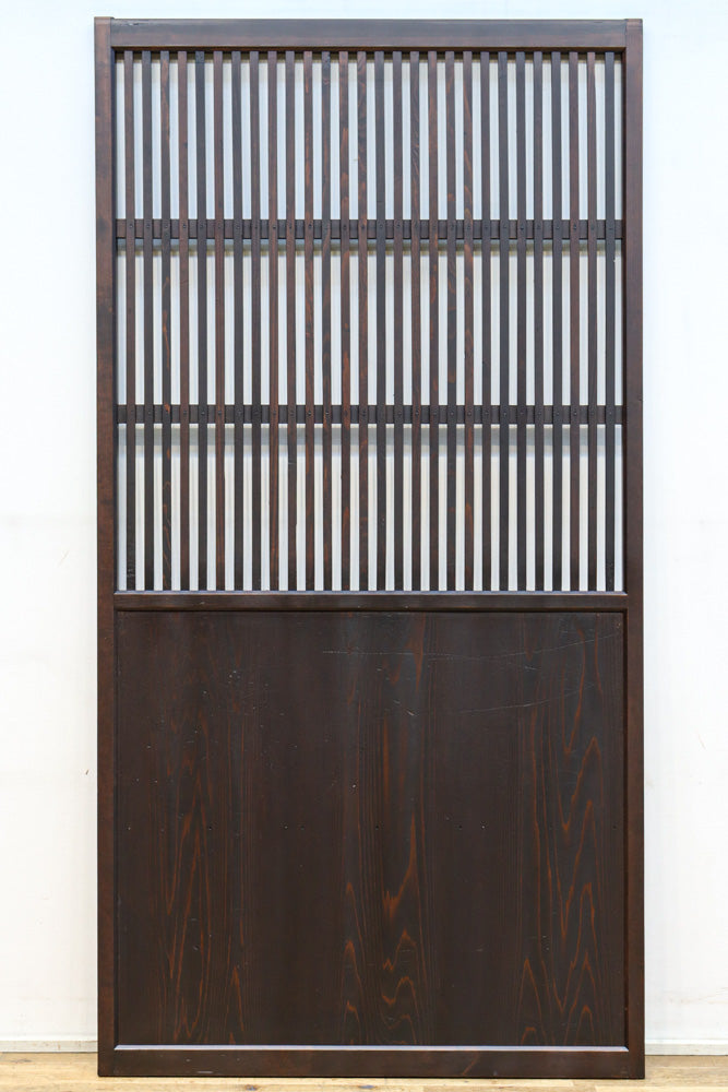 幅897ミリ　面取りされた格子で風合い豊かな格子戸　F8599　在庫1枚