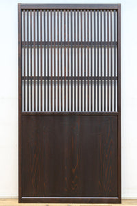 幅897ミリ　面取りされた格子で風合い豊かな格子戸　F8599　在庫1枚