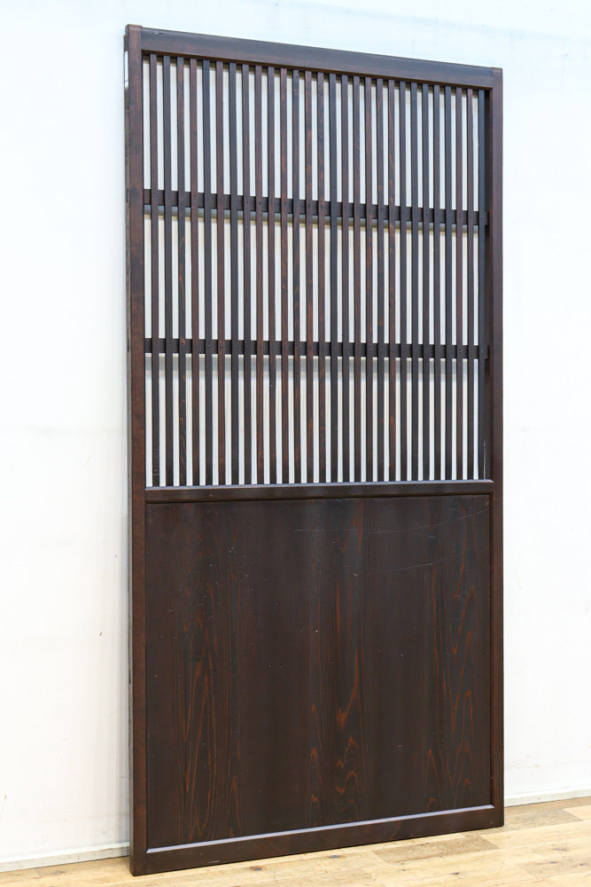 幅897ミリ　面取りされた格子で風合い豊かな格子戸　F8599　在庫1枚