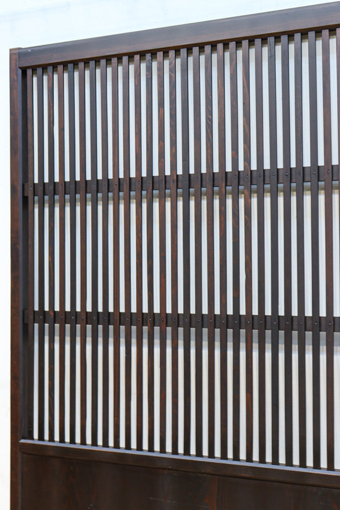 幅897ミリ　面取りされた格子で風合い豊かな格子戸　F8599　在庫1枚