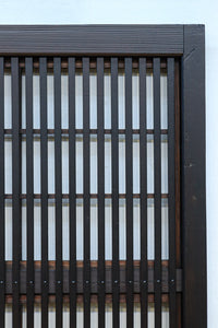 幅668ミリ　スリム幅!! 繊細な格子と幾何学模様の型ガラスが華やかな大阪格子戸　F8604　在庫3枚