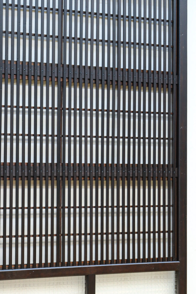 幅668ミリ　スリム幅!! 繊細な格子と幾何学模様の型ガラスが華やかな大阪格子戸　F8604　在庫3枚