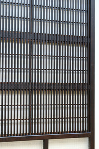 幅668ミリ　スリム幅!! 繊細な格子と幾何学模様の型ガラスが華やかな大阪格子戸　F8604　在庫3枚