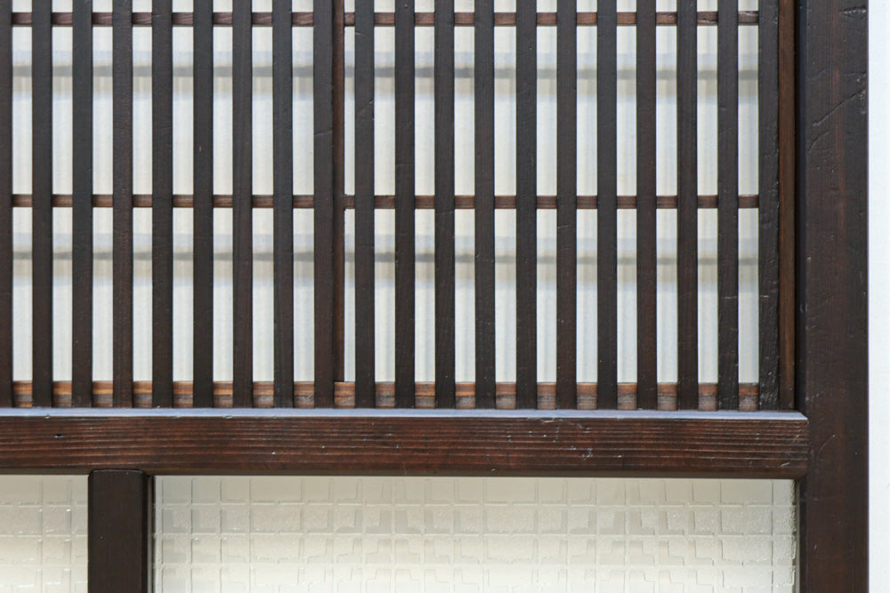 幅668ミリ　スリム幅!! 繊細な格子と幾何学模様の型ガラスが華やかな大阪格子戸　F8604　在庫3枚