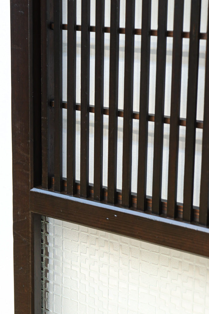 幅668ミリ　スリム幅!! 繊細な格子と幾何学模様の型ガラスが華やかな大阪格子戸　F8604　在庫3枚