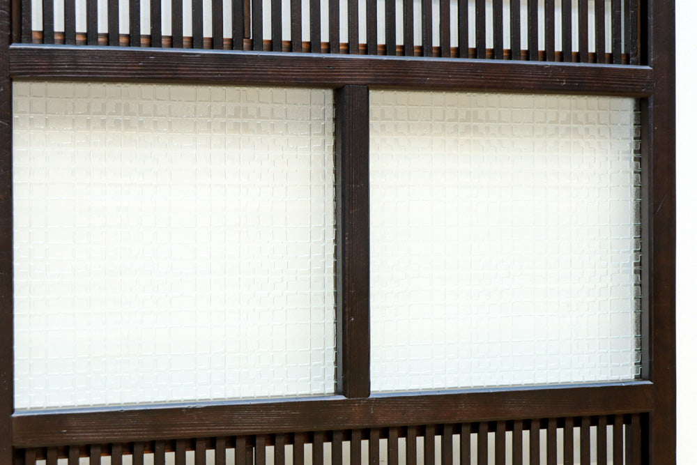 幅668ミリ　スリム幅!! 繊細な格子と幾何学模様の型ガラスが華やかな大阪格子戸　F8604　在庫3枚