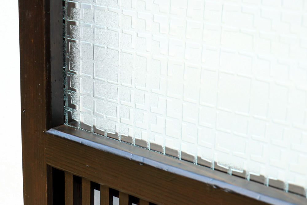 幅668ミリ　スリム幅!! 繊細な格子と幾何学模様の型ガラスが華やかな大阪格子戸　F8604　在庫3枚