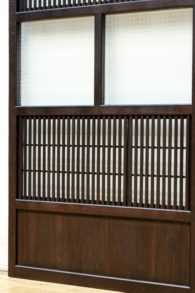 幅668ミリ　スリム幅!! 繊細な格子と幾何学模様の型ガラスが華やかな大阪格子戸　F8604　在庫3枚