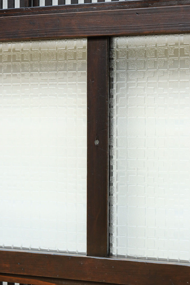 幅668ミリ　スリム幅!! 繊細な格子と幾何学模様の型ガラスが華やかな大阪格子戸　F8604　在庫3枚