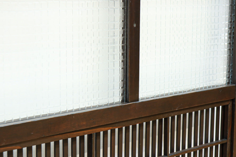 幅668ミリ　スリム幅!! 繊細な格子と幾何学模様の型ガラスが華やかな大阪格子戸　F8604　在庫3枚