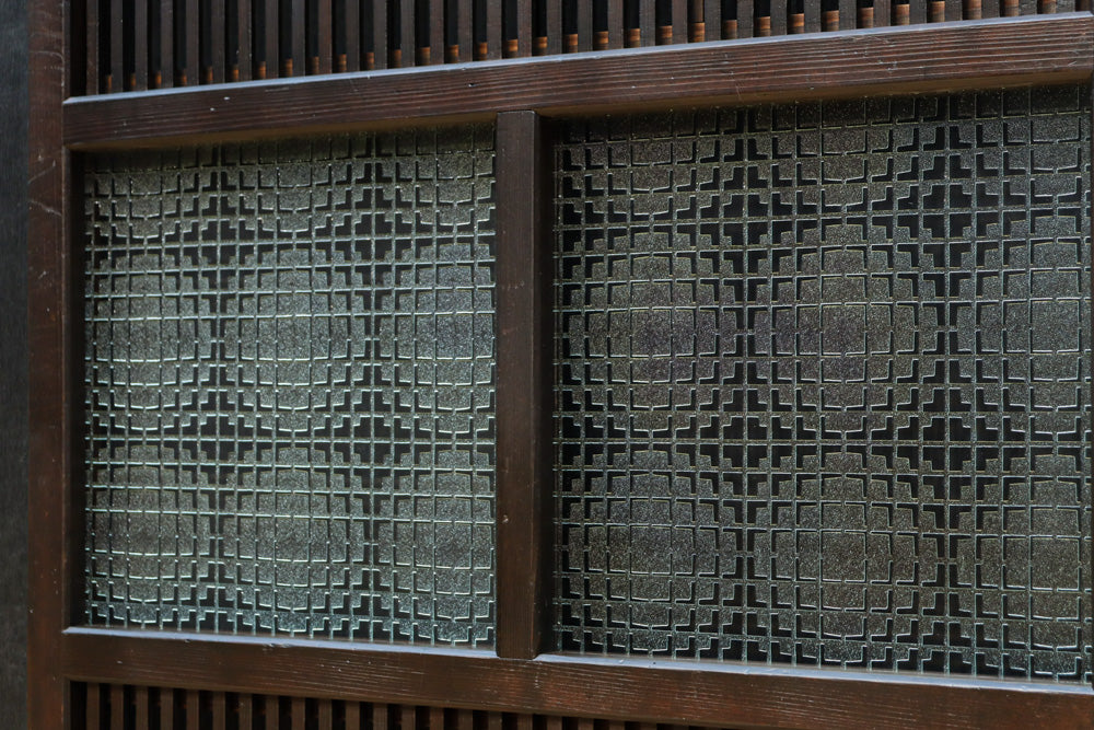 幅668ミリ　スリム幅!! 繊細な格子と幾何学模様の型ガラスが華やかな大阪格子戸　F8604　在庫3枚