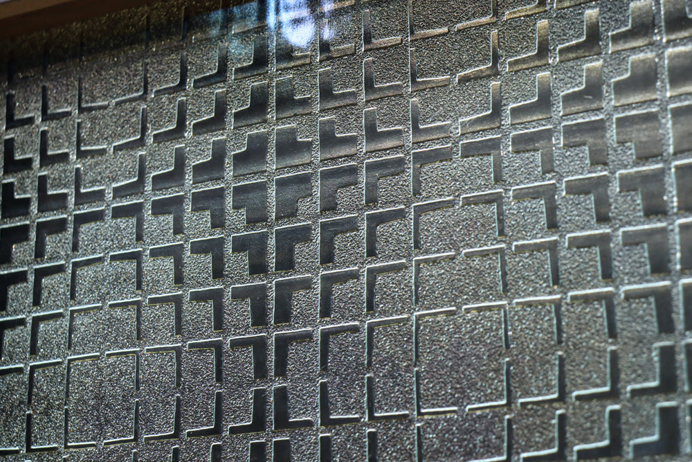 幅668ミリ　スリム幅!! 繊細な格子と幾何学模様の型ガラスが華やかな大阪格子戸　F8604　在庫3枚