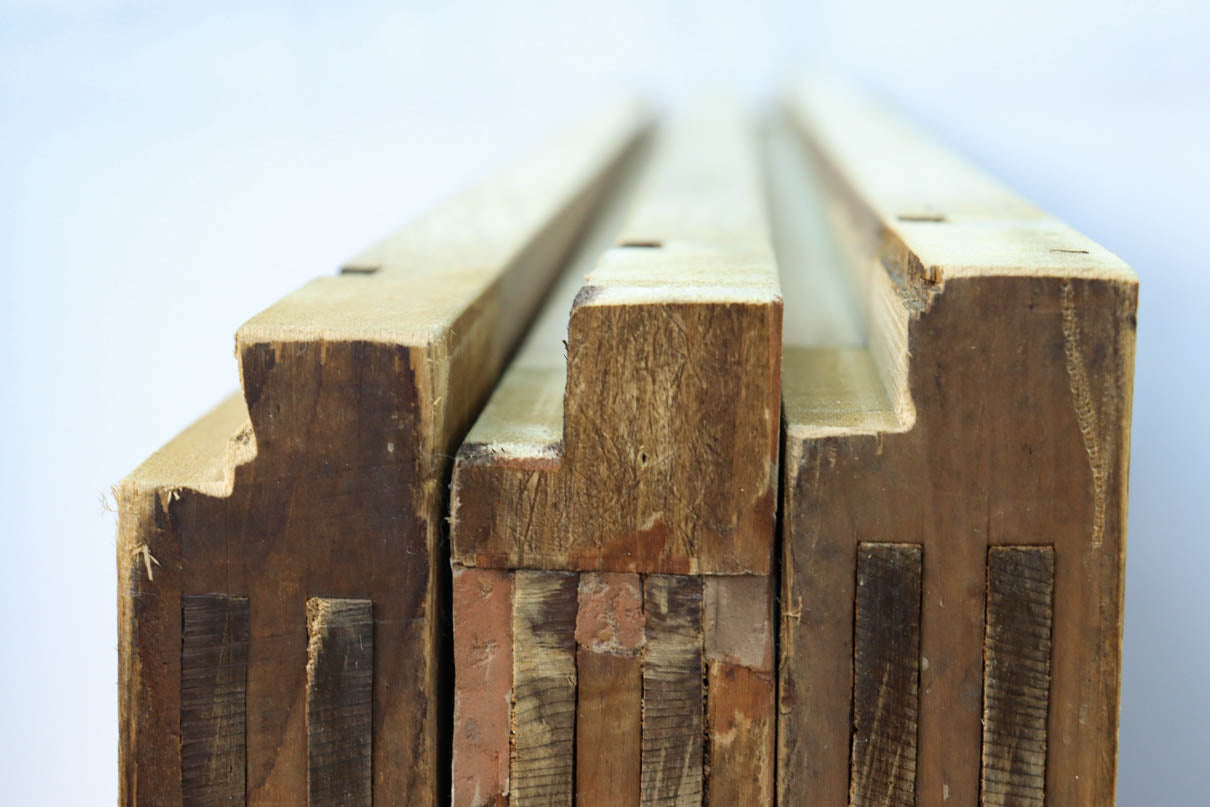 稀少幅707ミリ　穏やかな杢目が映えるスリム板戸　F8611　在庫3枚