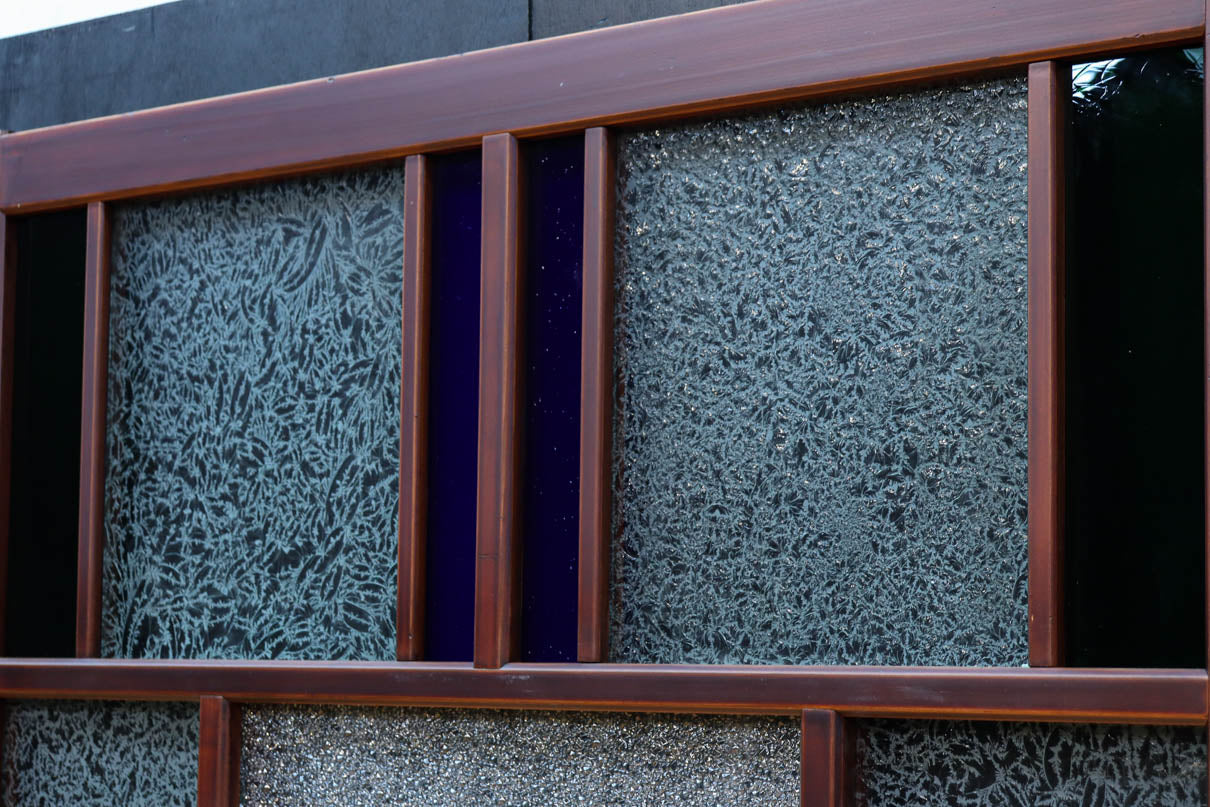 昭和レトロ!! 色ガラスの配色が爽やかなガラス戸　F8613　在庫2枚