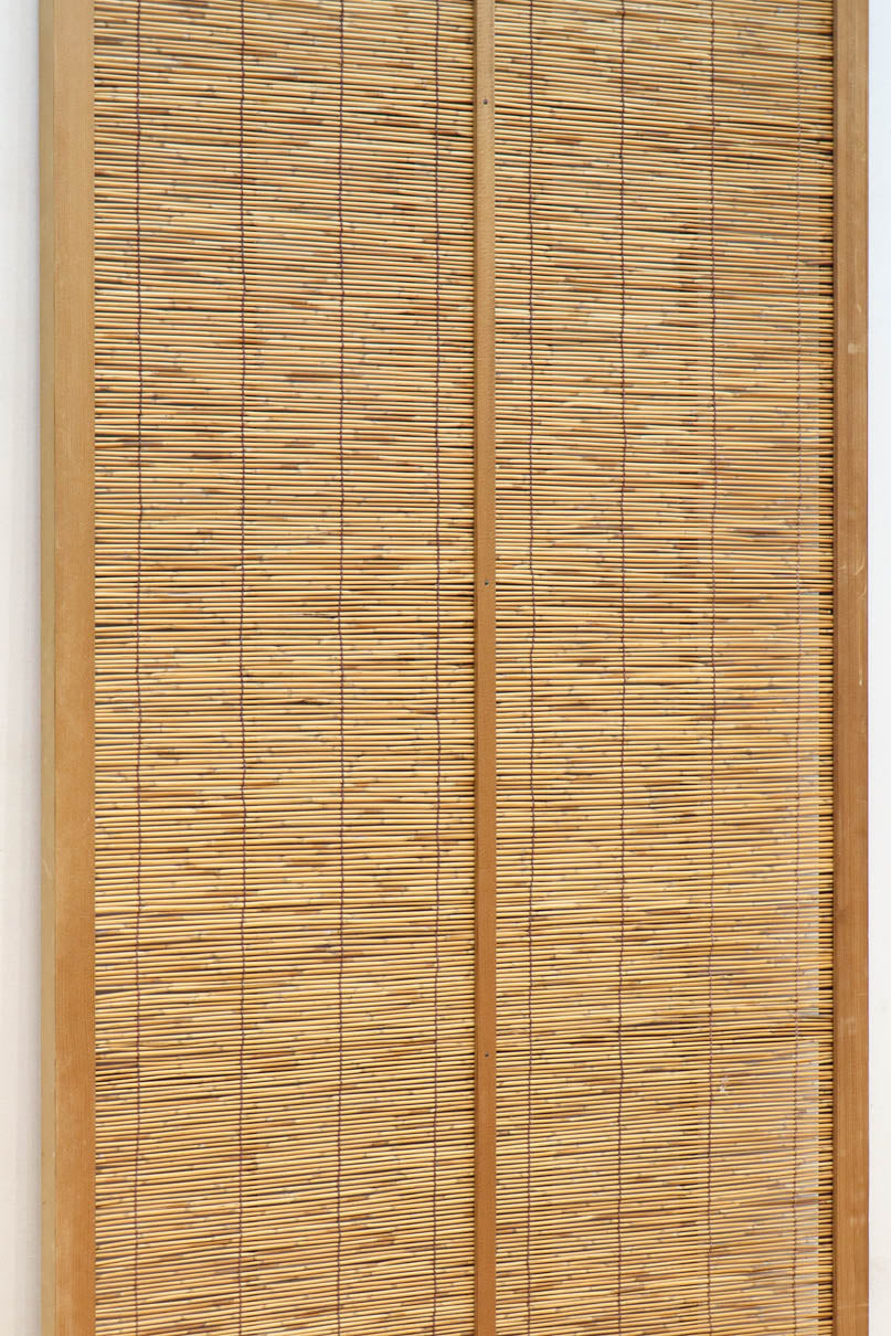 幅673ミリ　スリム幅!! 縁起の良い松鷹の彫刻が風情漂う簾戸　F8614　在庫8枚