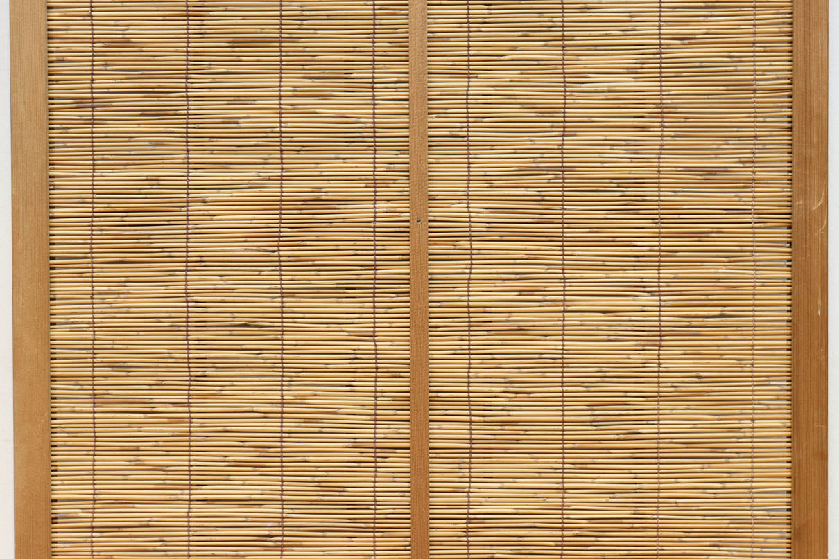 幅673ミリ　スリム幅!! 縁起の良い松鷹の彫刻が風情漂う簾戸　F8614　在庫8枚