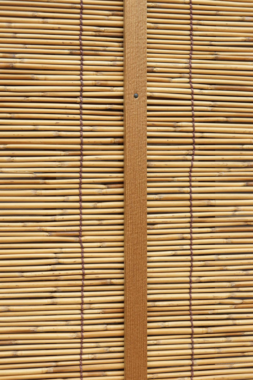 幅673ミリ　スリム幅!! 縁起の良い松鷹の彫刻が風情漂う簾戸　F8614　在庫8枚