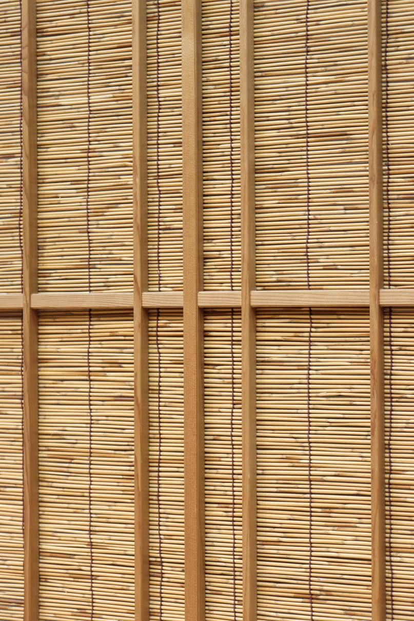 幅673ミリ　スリム幅!! 縁起の良い松鷹の彫刻が風情漂う簾戸　F8614　在庫8枚