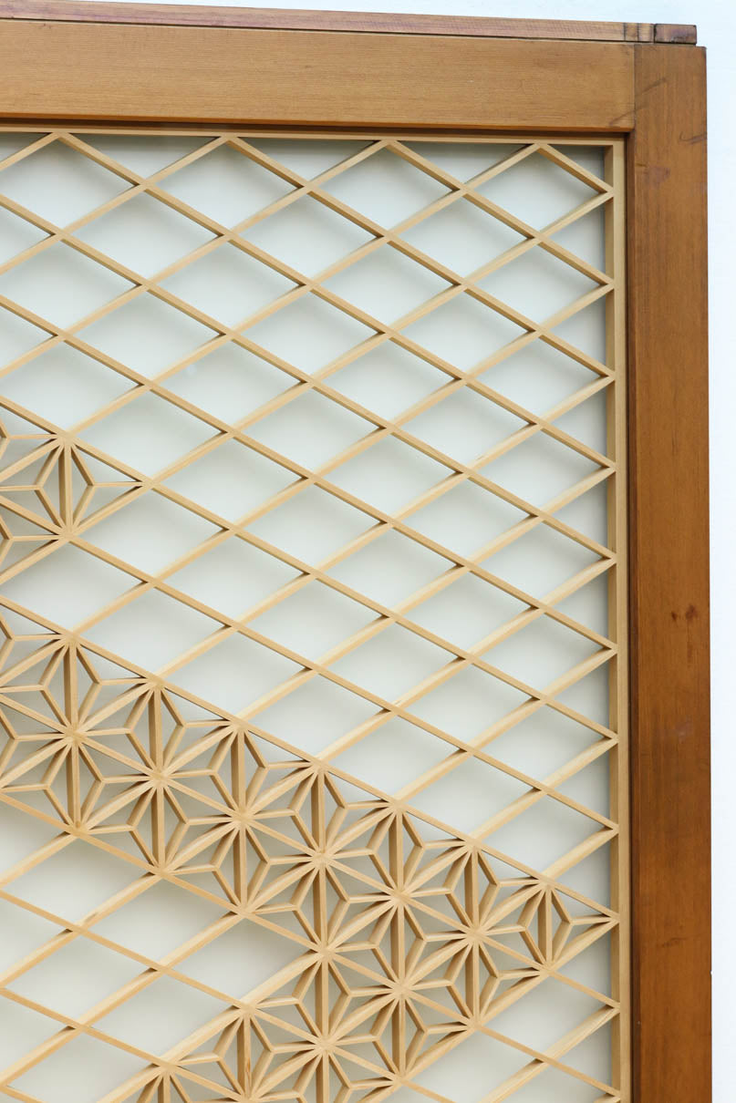 幅670ミリ　麻の葉組子が絢爛な眺めを描くガラス戸セット　F8615　在庫2枚二組