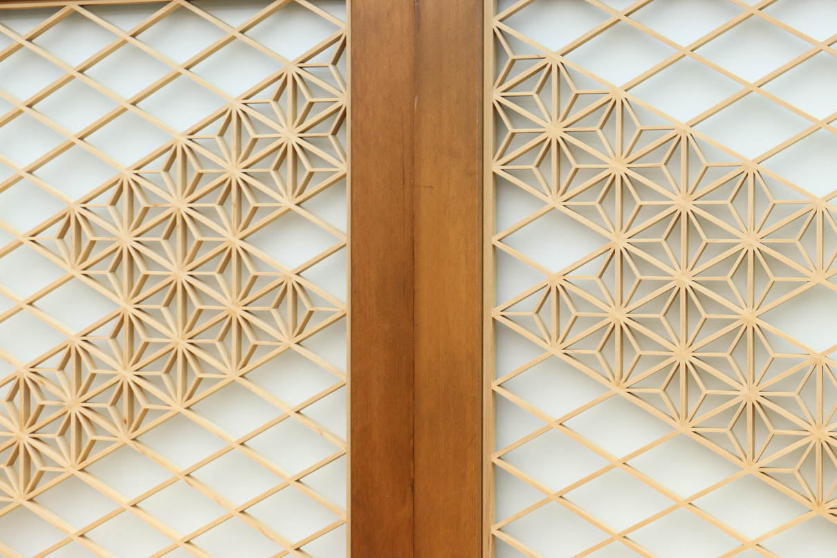 幅670ミリ　麻の葉組子が絢爛な眺めを描くガラス戸セット　F8615　在庫2枚二組