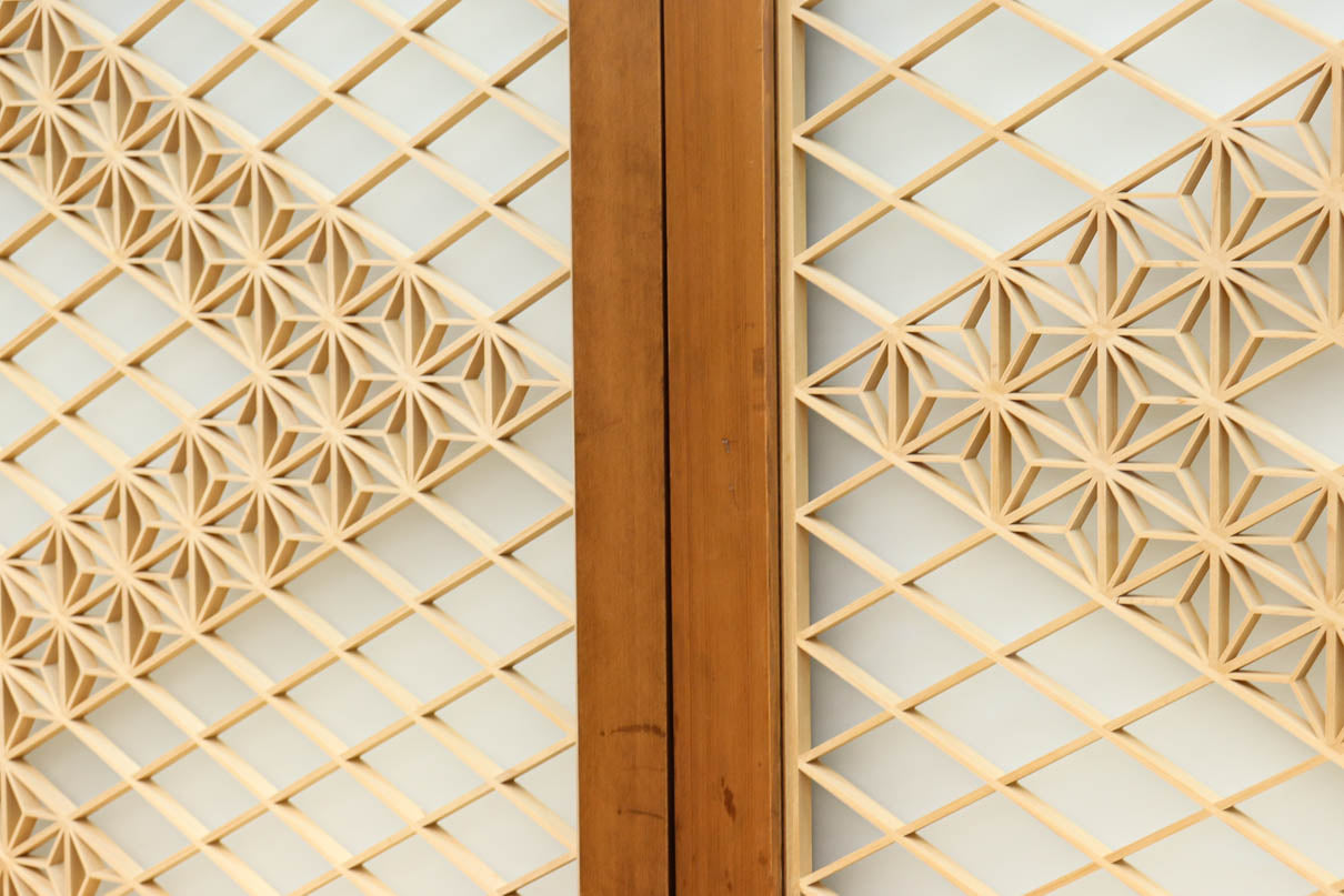 幅670ミリ　麻の葉組子が絢爛な眺めを描くガラス戸セット　F8615　在庫2枚二組