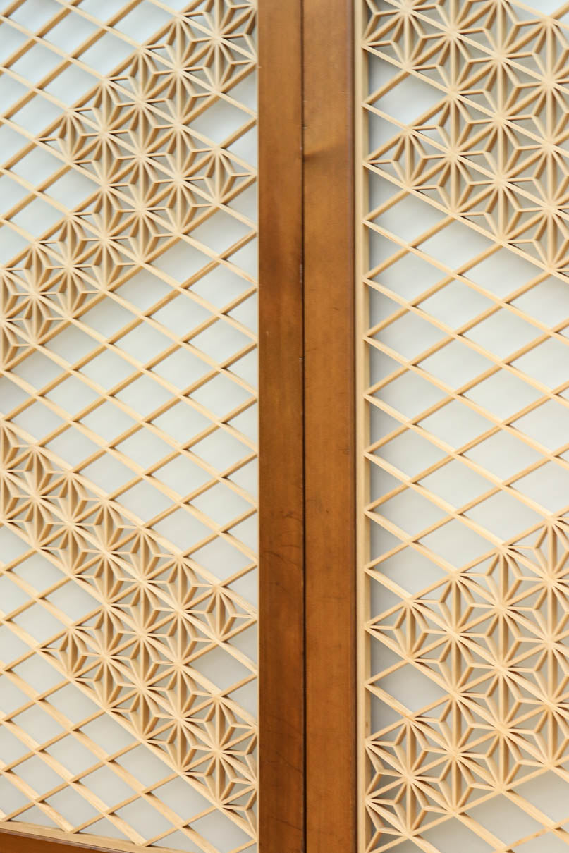 幅670ミリ　麻の葉組子が絢爛な眺めを描くガラス戸セット　F8615　在庫2枚二組