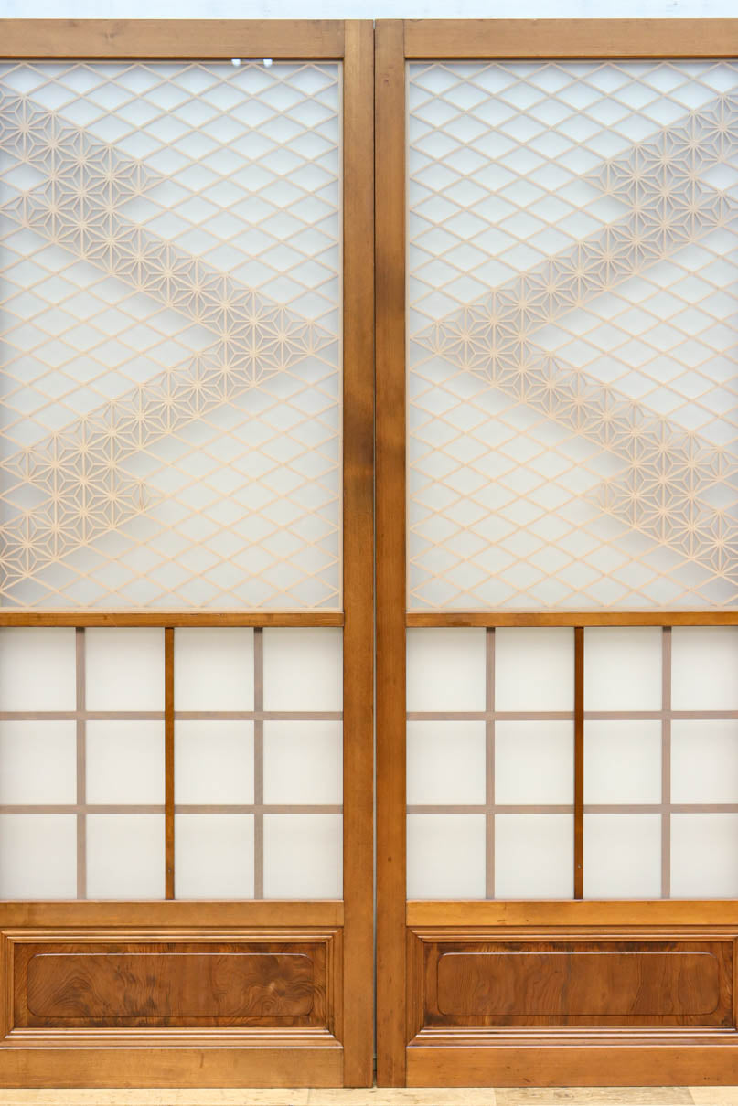 幅670ミリ　麻の葉組子が絢爛な眺めを描くガラス戸セット　F8615　在庫2枚二組