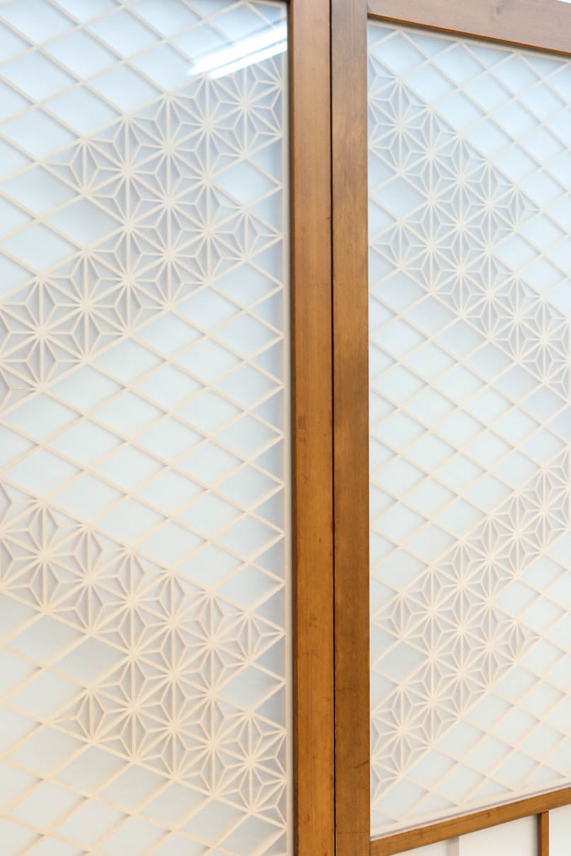 幅670ミリ　麻の葉組子が絢爛な眺めを描くガラス戸セット　F8615　在庫2枚二組