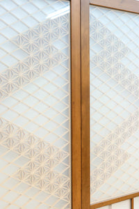 幅670ミリ　麻の葉組子が絢爛な眺めを描くガラス戸セット　F8615　在庫2枚二組